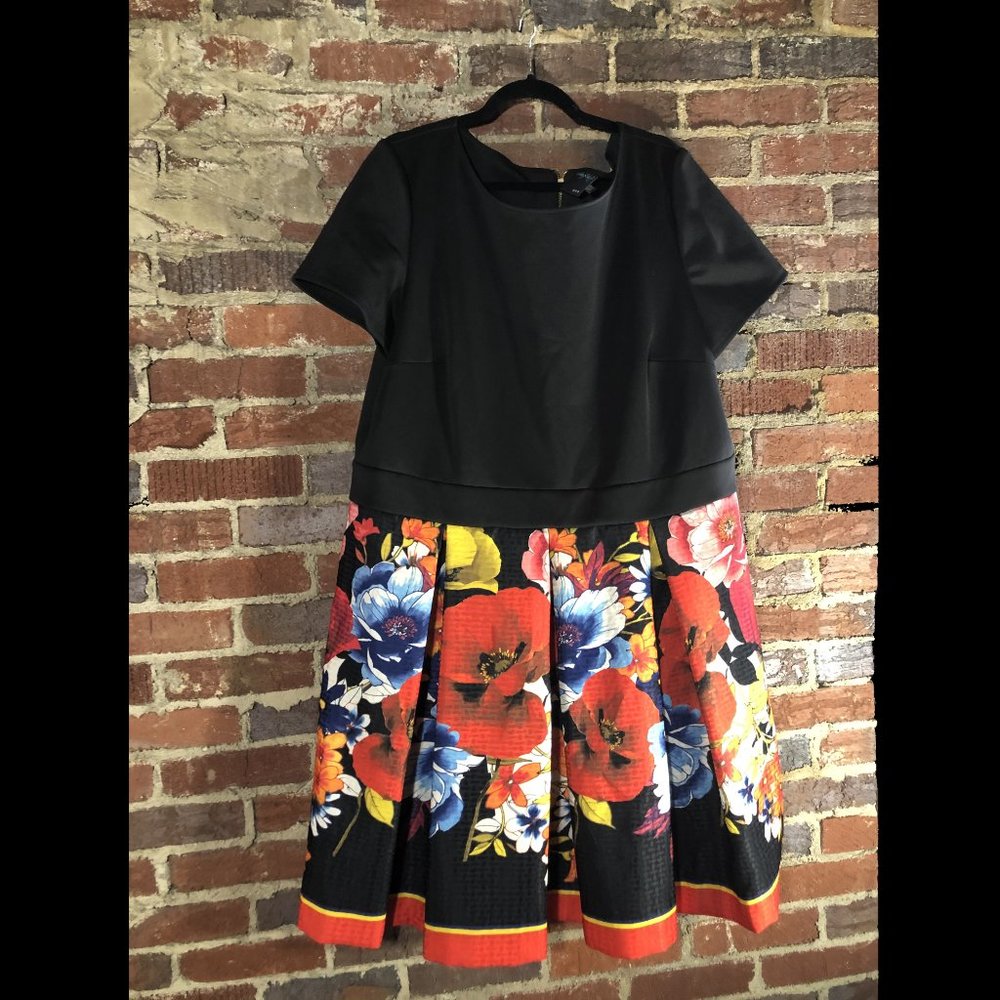 ❤️ Gabby Skye - 24 - Black & Floral Pleated Dress